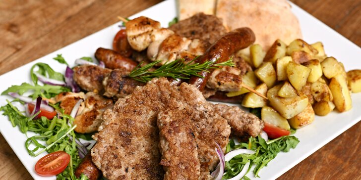 Balkánské menu pro 2 či 4: telecí čorba i čevabčiči, ražniči, pljeskavica a klobása v mix grillu