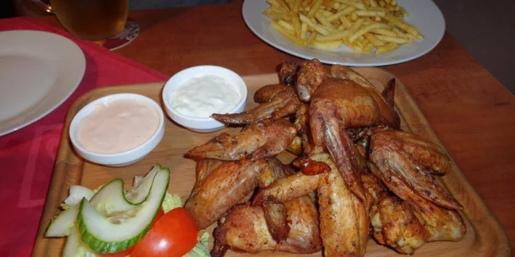 Kilo křidélek s hranolky dle vašeho výběru – na indický způsob nebo na grilu