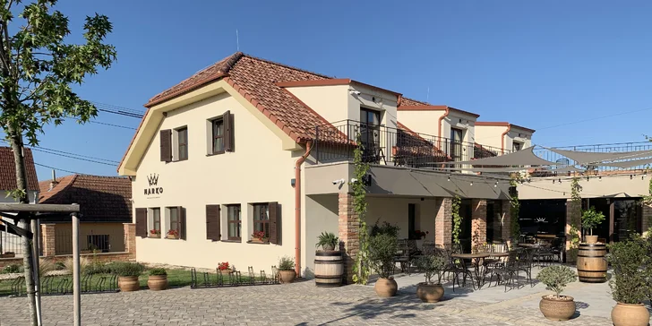 Lednicko-valtický areál: luxusní pobyt s wellness s bazénem, vinotékou a prosekárnou