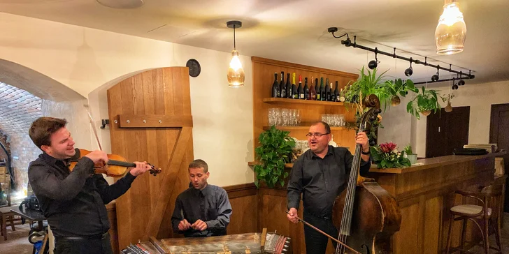 Lednicko-valtický areál: luxusní pobyt s wellness s bazénem, vinotékou a prosekárnou