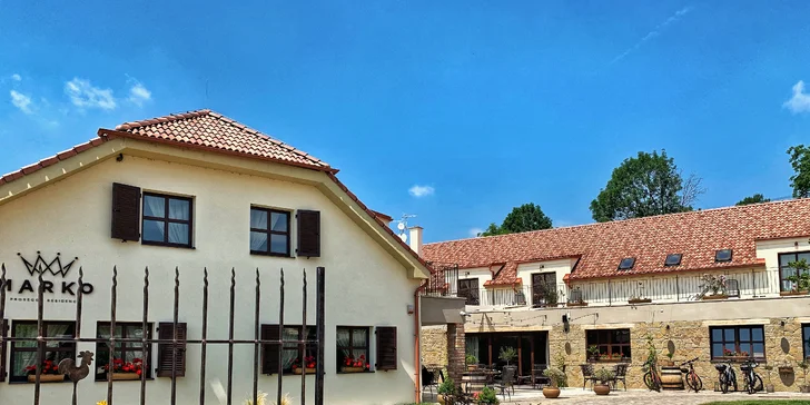 Lednicko-valtický areál: luxusní pobyt s wellness s bazénem, vinotékou a prosekárnou