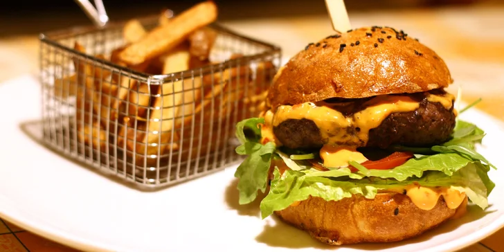 Hodina bowlingu, dva burgery s hranolky nebo kuřecí křídla v BBQ omáčce