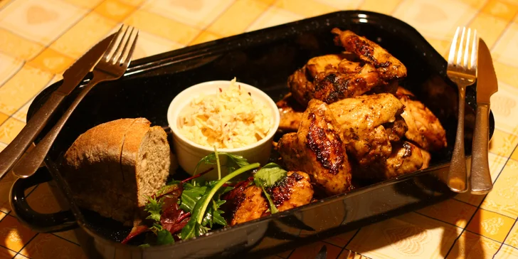 Hodina bowlingu, dva burgery s hranolky nebo kuřecí křídla v BBQ omáčce