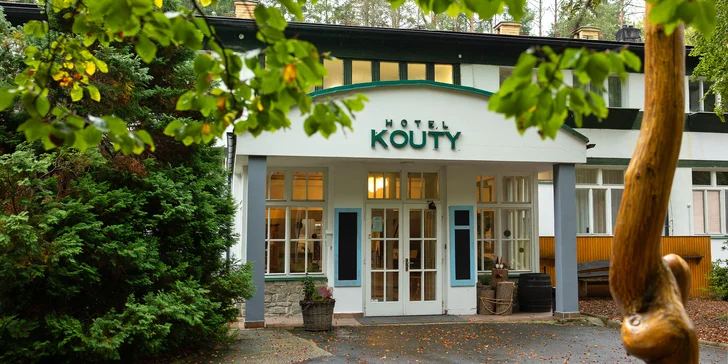 Hotel se nachází uprostřed lesů a luk, je tu velký rybník, areálem protéká potok. 