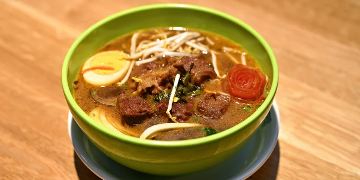 Ochutnejte čínskou kuchyň: maso z grilu, kuřecí na kari, ramen a nápoj pro 2 osoby