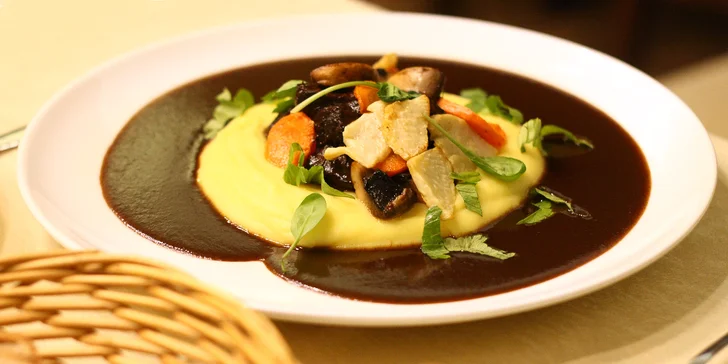 Degustační menu pro dva: kachní paštika, hovězí tataráček, líčka na víně a čokoládová pěna