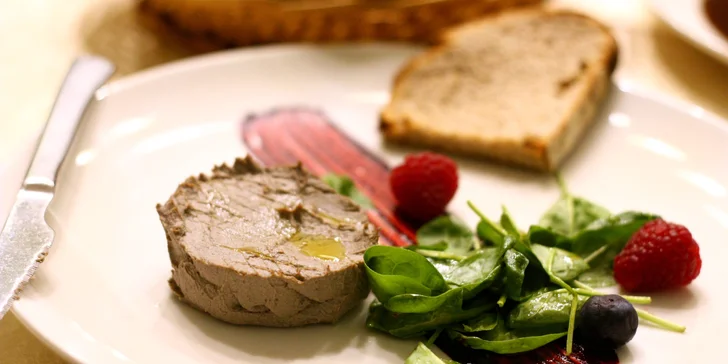 Degustační menu pro dva: kachní paštika, hovězí tataráček, líčka na víně a čokoládová pěna