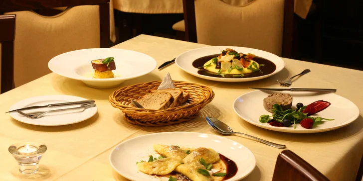Degustační menu pro dva: kachní paštika, hovězí tataráček, líčka na víně a čokoládová pěna