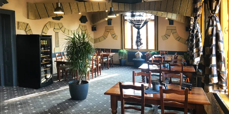 Pořádná porce jídla: hovězí burger s vejcem, hořčičnou majonézou a hranolky