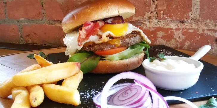 Pořádná porce jídla: hovězí burger s vejcem, hořčičnou majonézou a hranolky