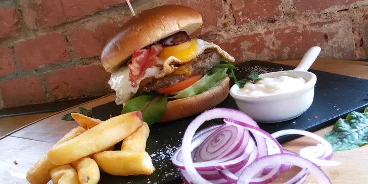Pořádná porce jídla: hovězí burger s vejcem, hořčičnou majonézou a hranolky