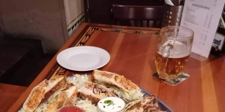 Plato plné mexických dobrot pro 2 osoby: kuřecí, vepřové i hovězí