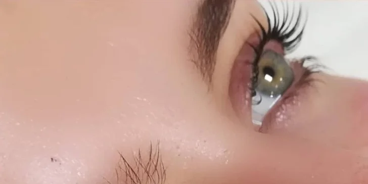Mrkací panenka i s přírodními řasami: Revoluční technika lash lifting a botox