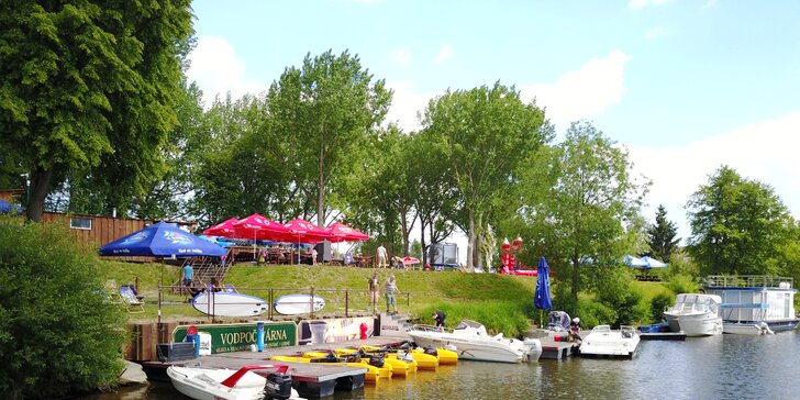 Užijte si sluníčko na Vltavě: vyjížďka v motorovém člunu až pro 4 osoby