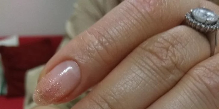 Manikúra s P-Shine nebo parafínovou péčí a gel lak pro krásné ruce