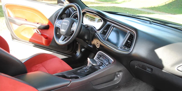Dodger Challenger 5.7 HEMI k zapůjčení na 6, 12 nebo 24 hodin