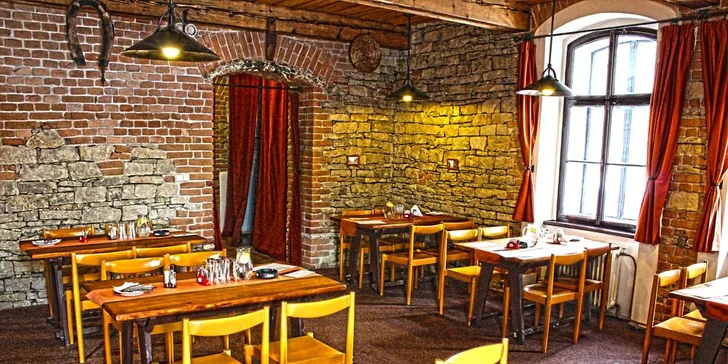 Masová hostina: 1 kg pečených vepřových nebo hovězích žeber a chleba