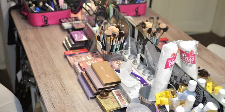 Večerní líčení nebo fotomake-up i vč. společenského účesu ve Studiu Visage