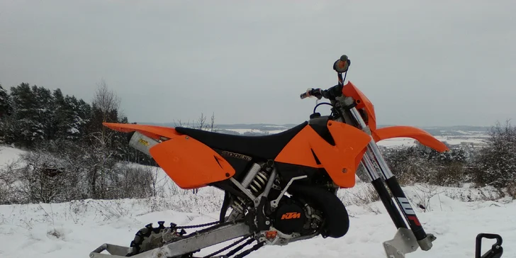 Pořádná jízda na sněhu: 15 nebo 30 minut na KTM 300 EXC osazené zimním kitem Explorer
