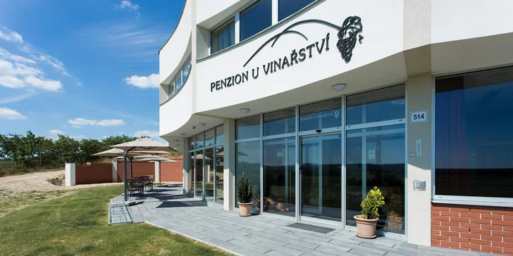 Pobyt se snídaněmi či polopenzí v moderním penzionu na Pálavě: pohoda mezi vinohrady, třeba i s vínem a vířivkou