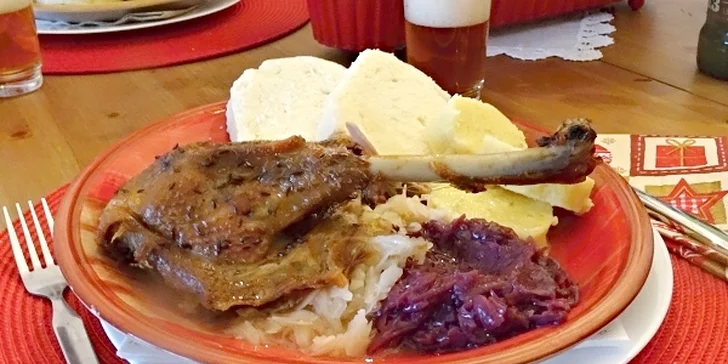 Výborná hostina pro 4 osoby: husa plněná jablky, zelí a knedlíky, lahev vína i koláč