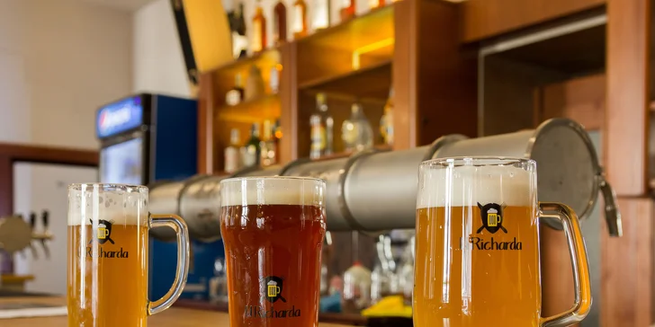 Pivovarská restaurace U Richarda: burger s hovězím a čedarem, belgické hranolky a řemeslné pivo