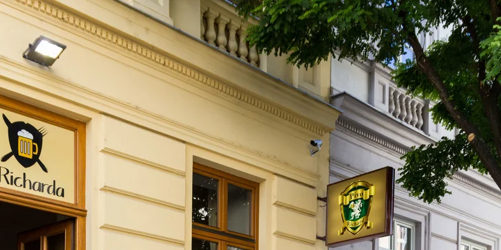 Nálož masa v centru Brna: prkno s křidýlky, žebry, krkovicí a klobásou i řemeslná piva