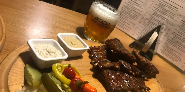 Beer restaurant v centru Brna: žebra, koleno či burger a pivo pro 1 nebo 2 os.