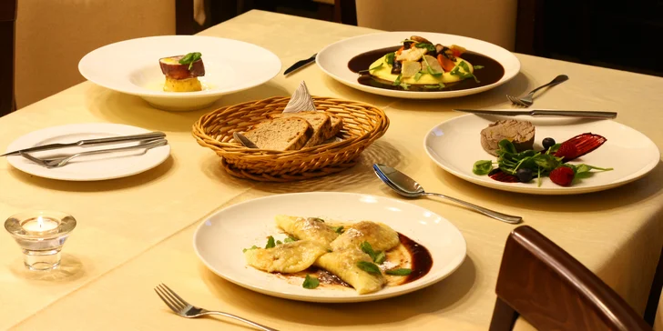 Degustační menu pro dva: kachní paštika, hovězí tataráček, líčka na víně a čokoládová pěna