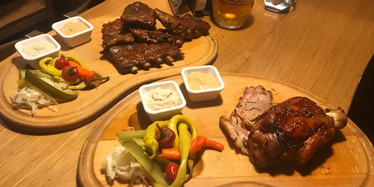 Beer restaurant v centru Brna: žebra, koleno či burger a pivo pro 1 nebo 2 os.
