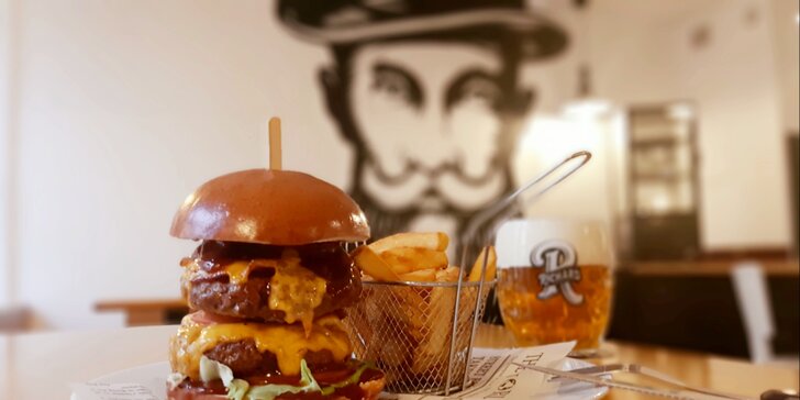 Pivovarská restaurace U Richarda: burger s hovězím a čedarem, belgické hranolky a řemeslné pivo