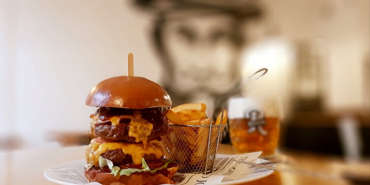 Pivovarská restaurace U Richarda: burger s hovězím a čedarem, belgické hranolky a řemeslné pivo