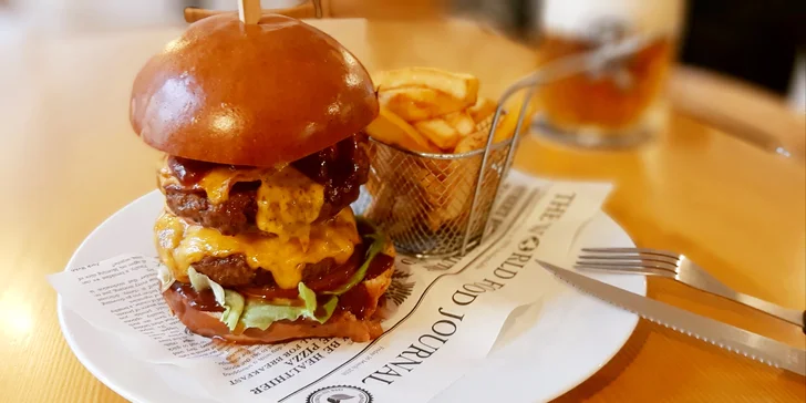 Pivovarská restaurace U Richarda: burger s hovězím a čedarem, belgické hranolky a řemeslné pivo