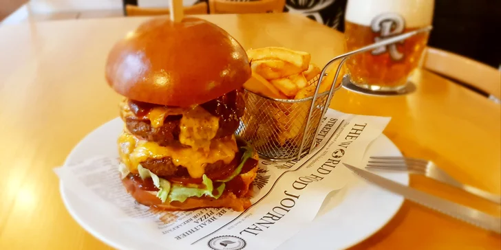 Pivovarská restaurace U Richarda: burger s hovězím a čedarem, belgické hranolky a řemeslné pivo