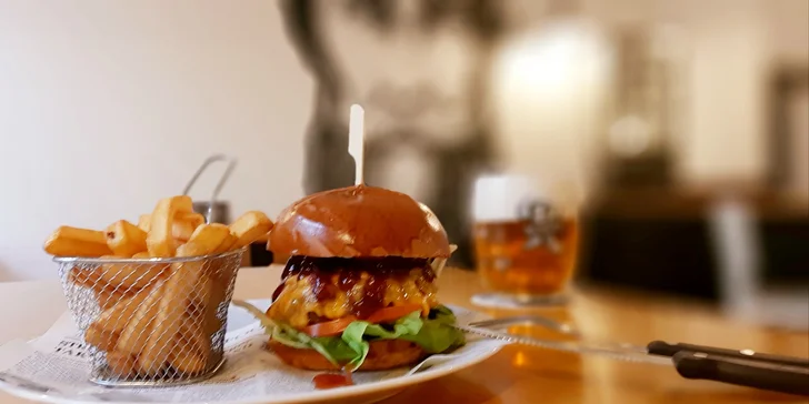 Pivovarská restaurace U Richarda: burger s hovězím a čedarem, belgické hranolky a řemeslné pivo