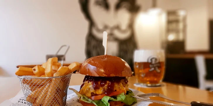 Pivovarská restaurace U Richarda: burger s hovězím a čedarem, belgické hranolky a řemeslné pivo