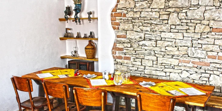 Masová hostina: 1 kg pečených vepřových nebo hovězích žeber a chleba