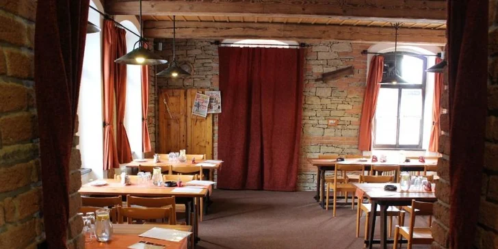Masová hostina: 1 kg pečených vepřových nebo hovězích žeber a chleba