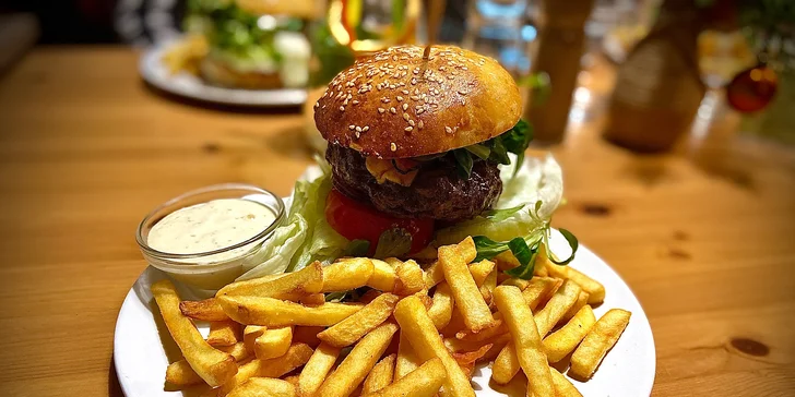 Burger s domácí bulkou a hovězím masem z farmy, hranolky a tatarka pro 1 nebo 2 osoby