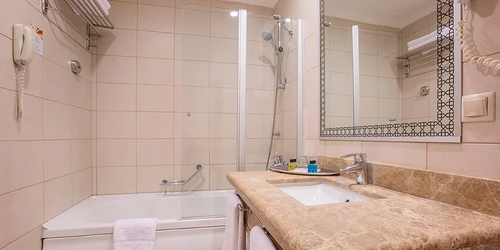 Do Turecka k přímořskému Vegas, Alanyi. 5* Spa Resort s bazény a tobogány