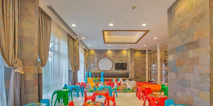 Do Turecka k přímořskému Vegas, Alanyi. 5* Spa Resort s bazény a tobogány