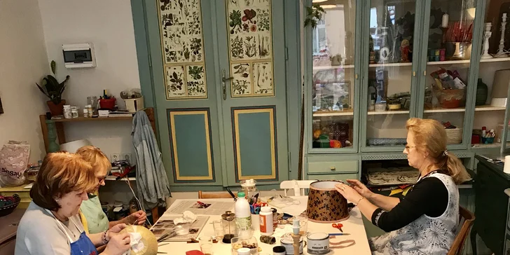 Kurz techniky decoupage: vyrobte si misku, vázu či lampu do bytu nebo jako hezký dárek