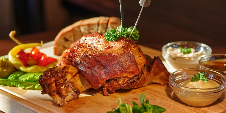 Vepřové koleno pečené sous-vide s česnekovým rozpečeným chlebem a 0,5l pivo navrch