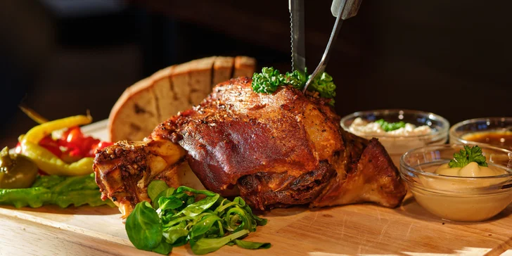 Vepřové koleno pečené sous-vide s česnekovým rozpečeným chlebem a velkým pivem