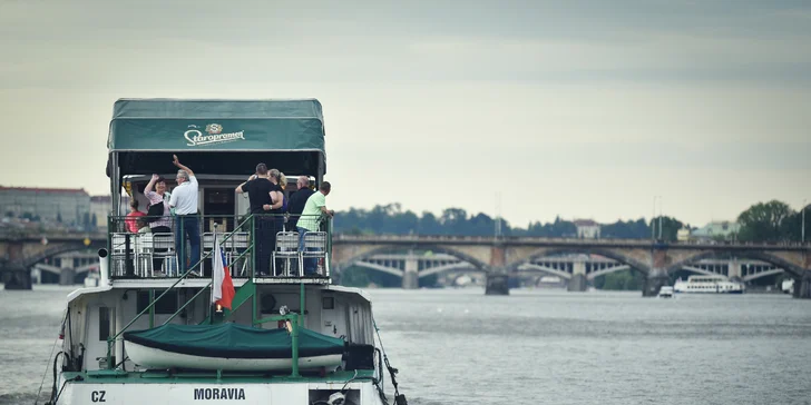 Valentýnská plavba pro dva zaláskované – raut, lahev sektu a živá hudba