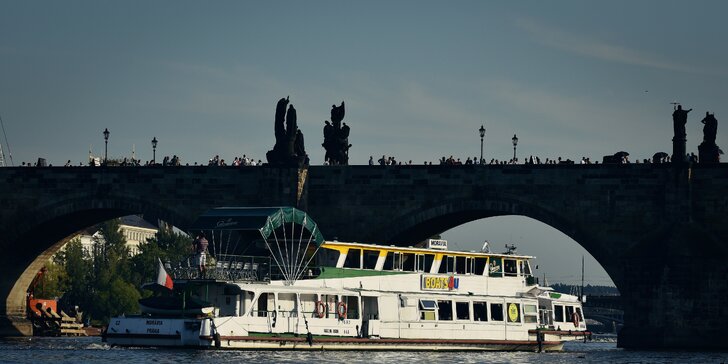 Námořníci, hurá na Vltavu: vyhlídkové plavby i s rautem