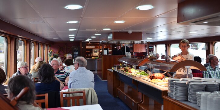 2hodinová plavba po Vltavě, skvělý dárek: úžasné výhledy a oběd nebo večeře na palubě