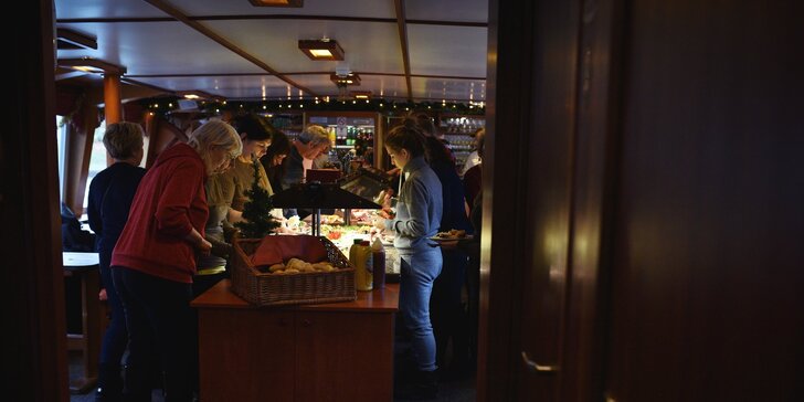 2hodinová plavba po Vltavě, skvělý dárek: úžasné výhledy a oběd nebo večeře na palubě