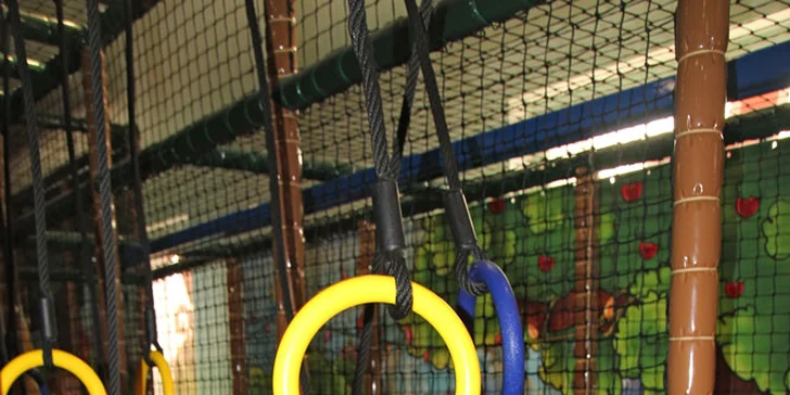 Celodenní vstup do herny pro děti: skluzavka, trampolína i opičí dráha
