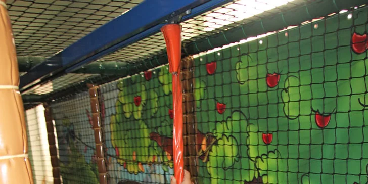 Celodenní vstup do herny pro děti: skluzavka, trampolína i opičí dráha